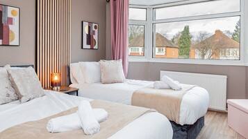 4 bedrooms, iron/ironing board, WiFi, bed sheets