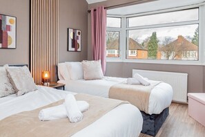 4 bedrooms, iron/ironing board, WiFi, bed sheets
