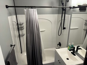 Dusche, Haartrockner, Handtücher, Seife