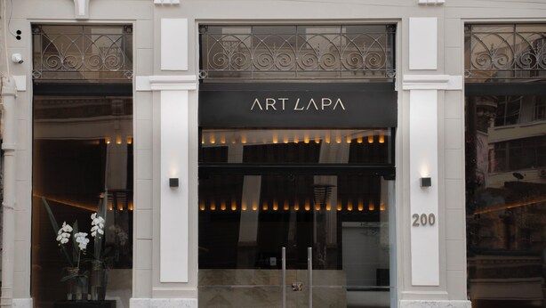 Fachada de un edificio con un escaparate que dice "ART LAPA" en el número 200.