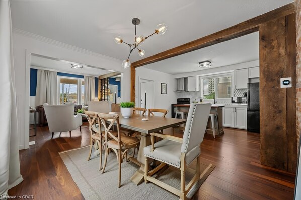 Dining - 4 Bedroom Luxury House, Free Parking, LRT, Kitchener Downtown, near Chicopee SKI (Kitchener)