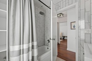 Douche, sèche-cheveux, serviettes fournies, savon