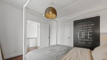 4 quartos, escrivaninha, ferros/tábuas de passar roupa, berço de viagem