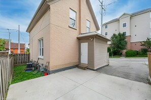 Exterior - 4 Bedroom Luxury House, Free Parking, LRT, Kitchener Downtown, near Chicopee SKI (Kitchener)