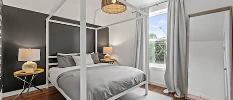 4 habitaciones, escritorio y tabla de planchar con plancha