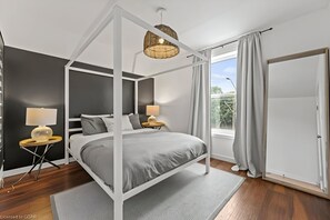 4 soveværelser, skrivebord, strygejern/strygebræt, weekendseng