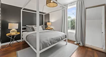 4 Bedroom Luxury House, Free Parking, LRT, Kitchener Downtown, near Chicopee SKI