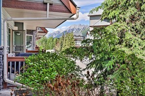 Property grounds - 3 Bedroom Family Friendly Condo. Heated pool and hot tubs. (Canmore)