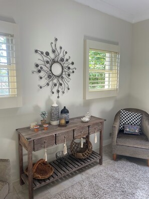 Interior - Bush outlook, Close to Transport, Shops and Cafe's, Beaches and Pittwater (Mona Vale)