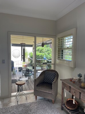 Living area - Bush outlook, Close to Transport, Shops and Cafe's, Beaches and Pittwater (Mona Vale)