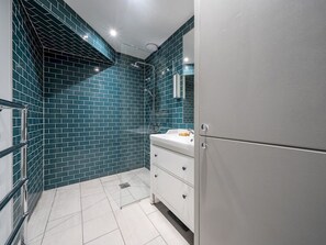 Dusche, Haartrockner, Handtücher