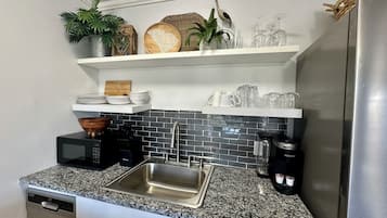 冰箱、微波炉、烤箱、炉灶