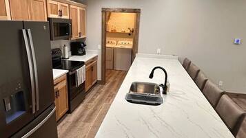 Een koelkast, een magnetron, een oven, een kookplaat