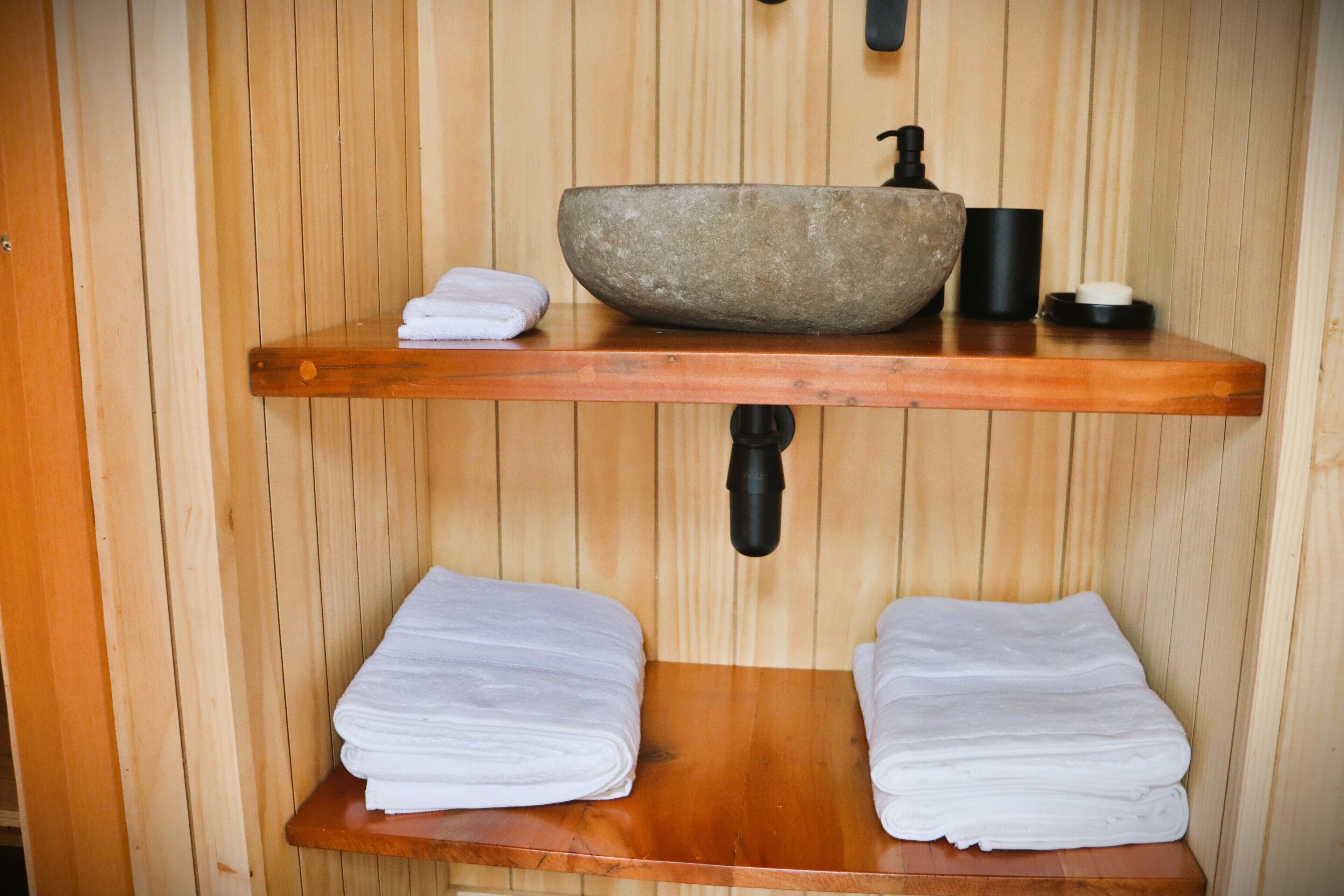 Ducha, cabezal de ducha tipo lluvia, toallas, jabón