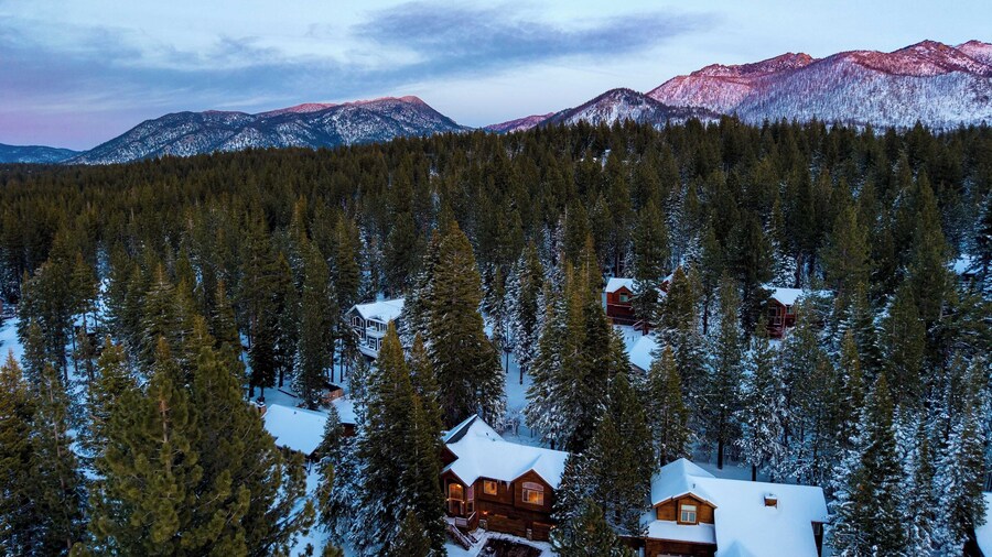 Cherry Hills Spacious Tahoe Cabin With Deck, Fireplace & Open Interiors