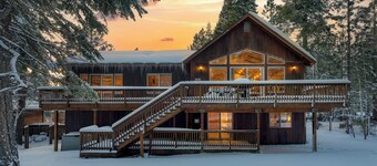 Cherry Hills Spacious Tahoe Cabin With Deck, Fireplace & Open Interiors