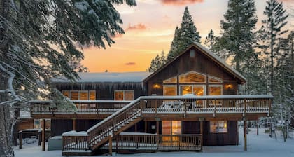 Cherry Hills Spacious Tahoe Cabin With Deck, Fireplace & Open Interiors
