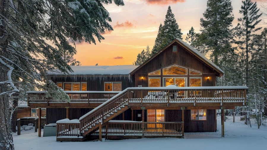 Cherry Hills Spacious Tahoe Cabin With Deck, Fireplace & Open Interiors
