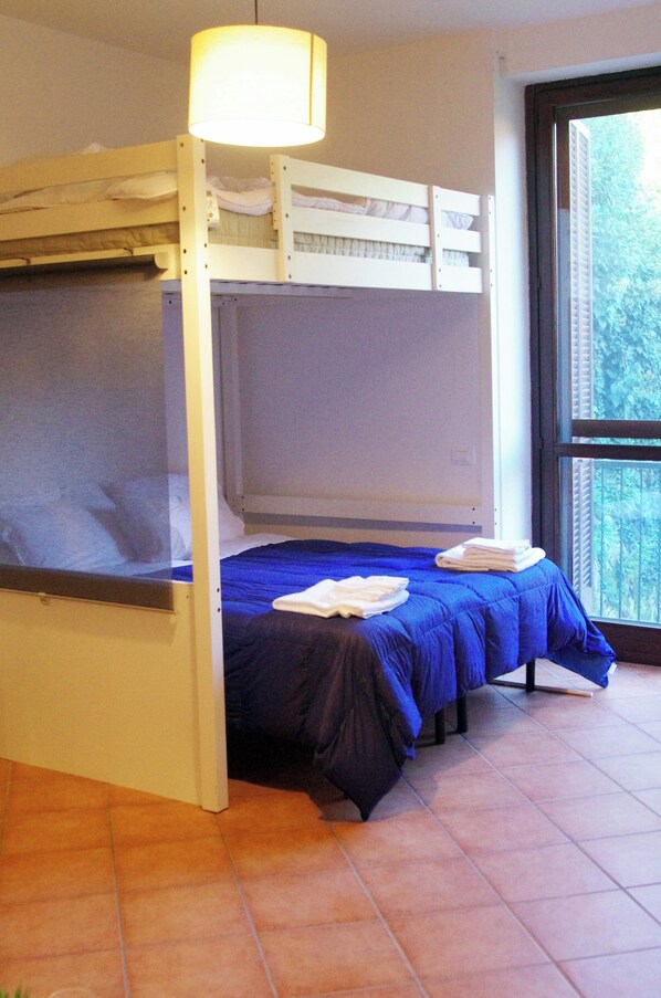 Tabla de planchar con plancha, wifi gratis, ropa de cama