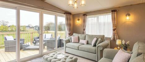 Télévision, cheminée, espaces bureaux