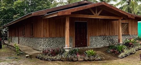 Front of property. Rio Nino Lodge