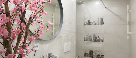Douche, séchoir à cheveux, serviettes fournies