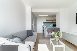 Departamento, 1 cama Queen size, balcón, vista a la playa (603 The Centurion ) | Área de sala de estar | Televisión de pantalla plana de 42 pulgadas con canales digitales 