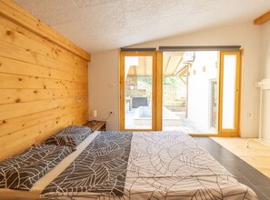 4 bedrooms, iron/ironing board, Internet, bed sheets