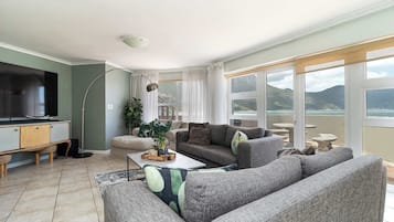 公寓, 多張床, 可使用泳池, 海景 (8 Beach Club ) | 客廳 | 42 吋平面電視連數碼電視頻道