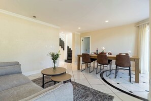 Apartment, Multiple Beds, Pool Access, Ocean View (10 Beach Club ) | Interior