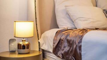 2 kamar tidur dan didekorasi berbeda-beda