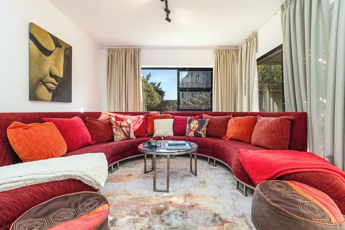 Cottage, 2 Tempat Tidur Queen, patio, pemandangan pantai (Camps Bay Cottage) | Area keluarga | Televisi layar datar 42-inci dengan saluran TV digital