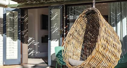 Charming Garden Cottage, Campsbay, Cape Town