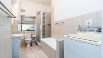 Cottage, 2 Tempat Tidur Queen, patio, pemandangan pantai (Camps Bay Cottage) | Kamar mandi | Perlengkapan mandi gratis, handuk, dan tisu toilet