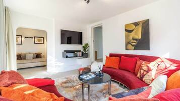 Cottage, 2 Tempat Tidur Queen, patio, pemandangan pantai (Camps Bay Cottage) | Area keluarga | Televisi layar datar 42-inci dengan saluran TV digital