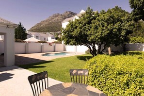 Outdoor dining - Duplex Apartment - Houtbay (Cape Town)