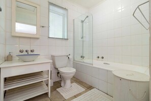 Huisje, 1 queensize bed, terras, uitzicht op bergen (Garden Cottage - HB ) | Badkamer | Designer toiletartikelen