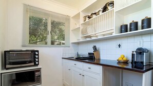 Cabin, 1 Queen Bed, Patio, Mountain View (Garden Cottage - HB ) | Private kitchen