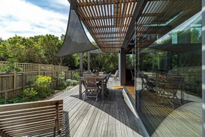 Outdoor dining - Luxury Eco Haven With Garden Cottage - Hout Bay (Cape Town)