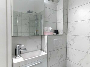 Shower, hair dryer, towels - Exclusive and Classy Apartments Downtown Ljubljana - Classic Studio Apartment (Ljubljana)