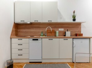 Réfrigérateur, plaque de cuisson, lave-vaisselle, grille-pain