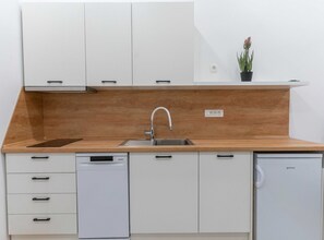 Kühlschrank, Herdplatte, Geschirrspüler, Toaster