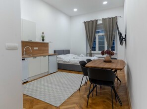1 habitación, tabla de planchar con plancha, internet y ropa de cama 