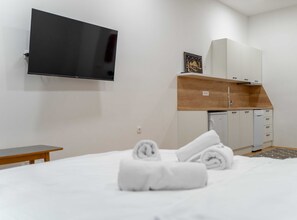 Tabla de planchar con plancha, internet y ropa de cama 