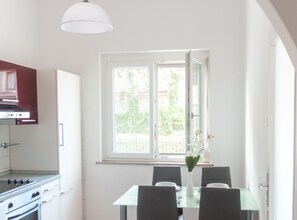 Réfrigérateur, un four, surface de cuisson, lave-vaisselle