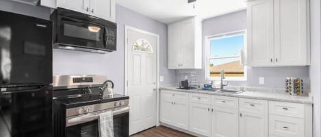 冷蔵庫、電子レンジ、オーブン、コンロ