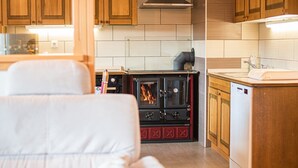 Une cuisine moderne avec des meubles en bois, une cuisinière encastrée et un lave-vaisselle.