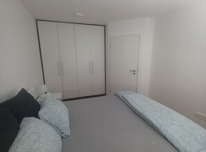 2 soverom, strykejern/-brett, internettilgang og sengetøy