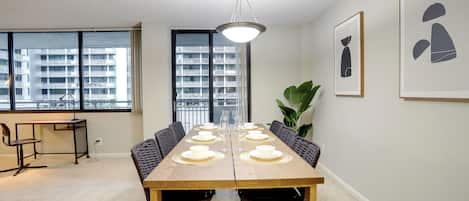 Comfort Apartment, 2 Bedrooms, Balcony, City View | Dining room