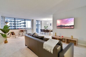 Leilighet – comfort, 2 soverom, balkong, byutsikt | Oppholdsområde | En 50-tommers plasma-TV med kabel-kanaler